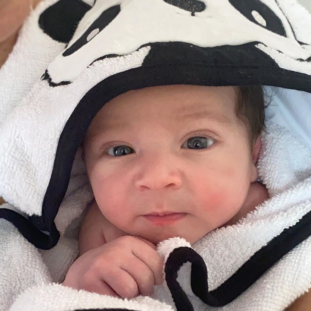 Bento, filho de Kamilla Salgado e Eliéser Ambrósio, usa toalha com capuz de panda (Foto: Reprodução/Instagram)