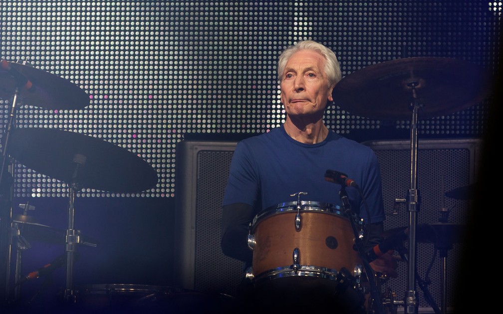 Charlie Watts, baterista dos Rolling Stones, no segundo dia do festival inglês — Foto: Andrew Cowie / AFP