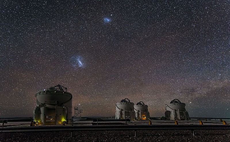 Os pontos mais brilhantes representam a Grande e a Pequena Nuvem de Magalhães (Foto: ESO/J. Colosimo)