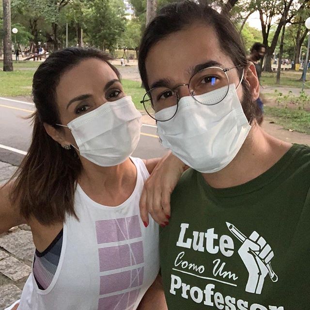 Fátima Bernardes e Túlio Gadêlha posam juntos para foto, de máscara (Foto: Reprodução/Instagram)
