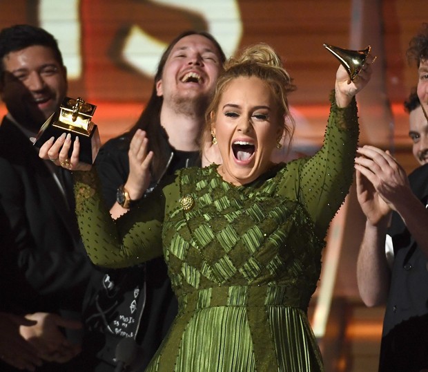 Adele quebra troféu do Grammy durante comemoração Quem QUEM News