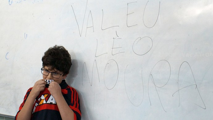 Após choro e frustração, garoto ganha camisa autografada do Flamengo