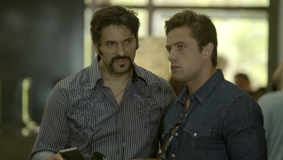 Pancho (Gil Hernandez) e Renzo (Rafael Cardoso) acham Rafael (Bruno Ferrari) em 'Salve-se Quem Puder' — Foto: Globo