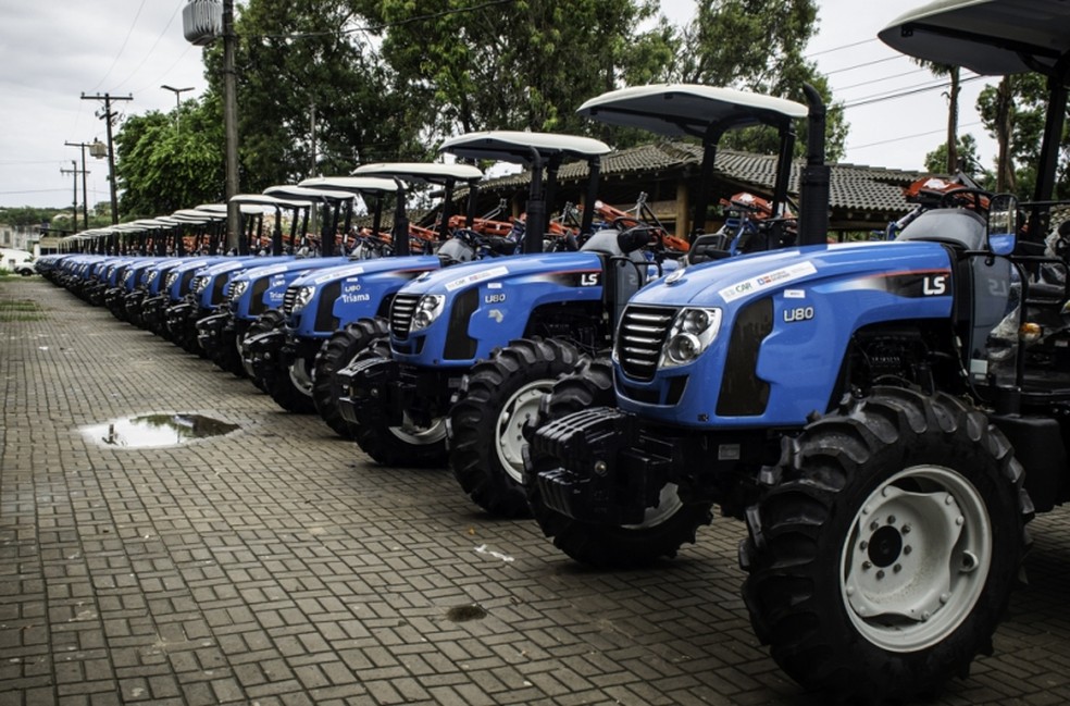 Máquinas foram entregues pelo governo a agricultores familiares para reforçar produção na BA — Foto: Divulgação/SDR