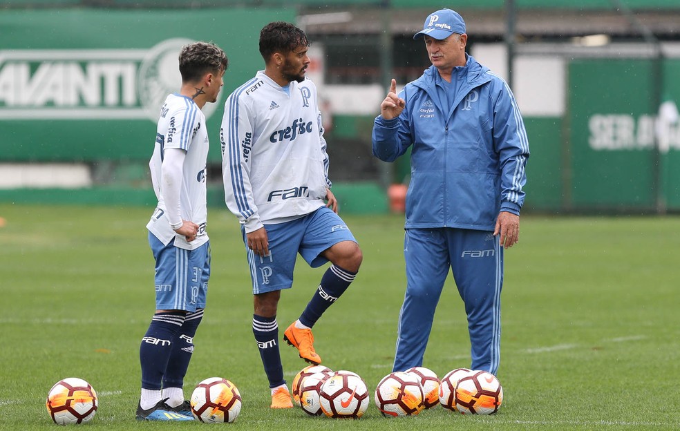 Gustavo Scarpa (no centro) ouve instruÃ§Ã£o de FelipÃ£o no treino (Foto: Cesar Greco/Ag. Palmeiras)