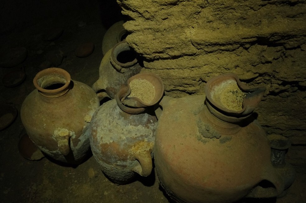 Vasos de cerâmica encontrados na caverna. — Foto: AFP PHOTO / HO / ISRAEL ANTIQUITIES AUTHORITY