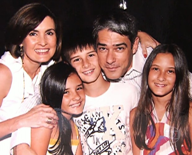 Bonner, Fátima e os filhos, quando eram menores (Foto: TV Globo)