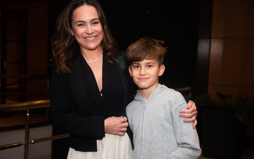 Gabriela Duarte faz rara aparição com filho em peça de Eri Johnson em São Paulo