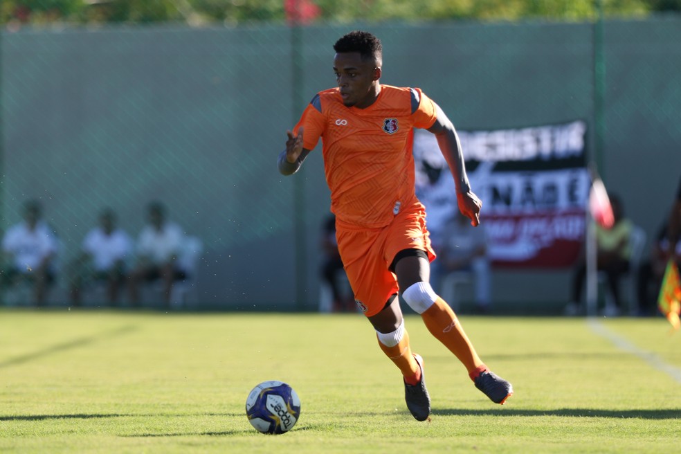 Elias tem apenas 19 anos — Foto: Marlon Costa/ Pernambuco Press