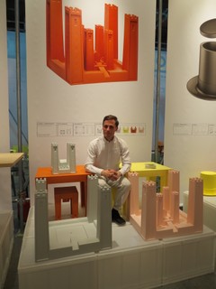 O designer Ambroise Maggiar posa em frente a sua criação para a Tog: a mesa-brinquedo Castable
