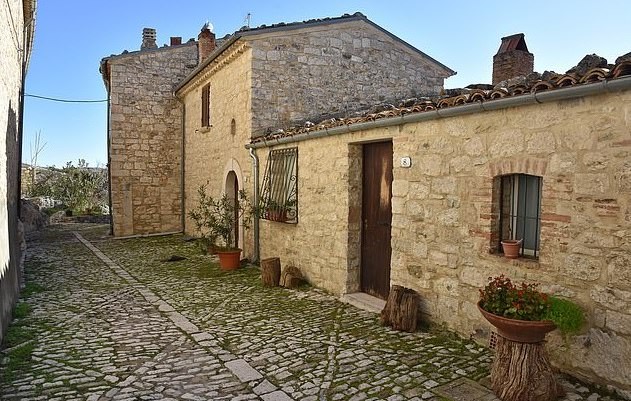 Casa em vila na Itália vendida por R$ 6 (Foto: Instagram/Reprodução)