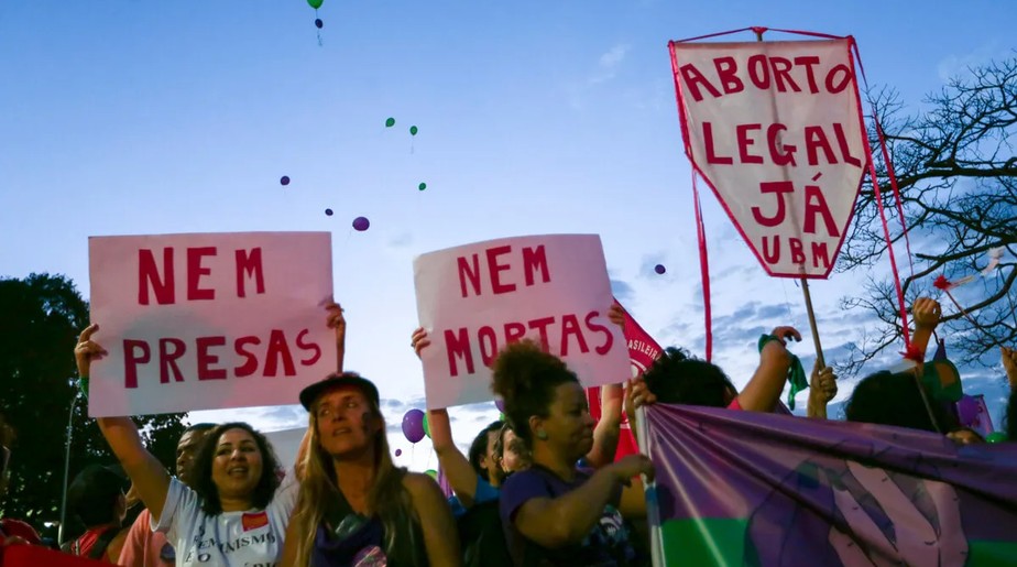Mulheres protestam pela legalização do aborto no Brasil
