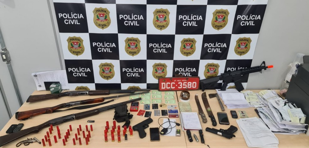 Além de armas, folhas com anotações e aparelhos celulares também foram apreendidos — Foto: Divulgação/Polícia Civil