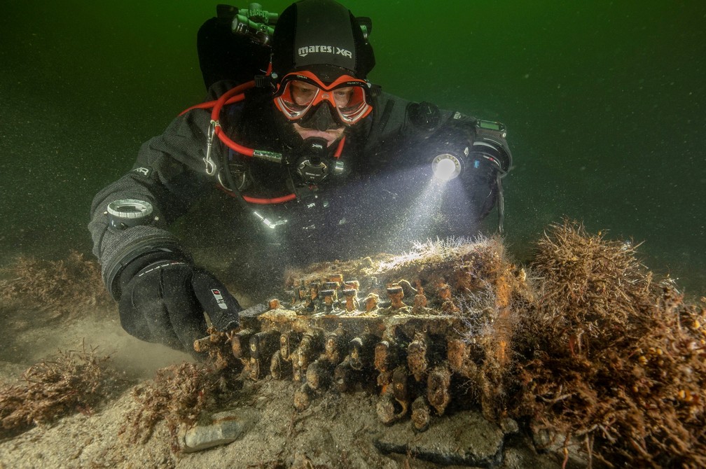 Mergulhadores alemães descobrem máquina Enigma, usada pelos militares nazistas, no fundo do Mar Báltico — Foto: Christian Howe/Reuters
