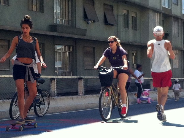 Paulistanos aproveitam domingo de sol para circularem de skate e bicicleta pelo Minhocão (Foto: Paulo Piza/G1)