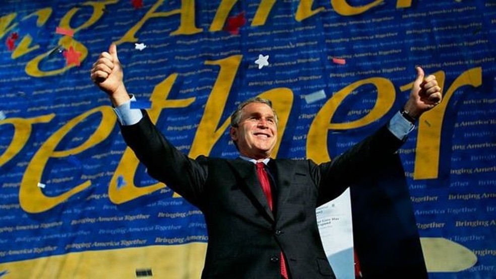 Em 2000, George W Bush foi eleito, embora Al Gore tenha vencido o voto popular com mais de meio milhão de votos — Foto: Getty Images/BBC