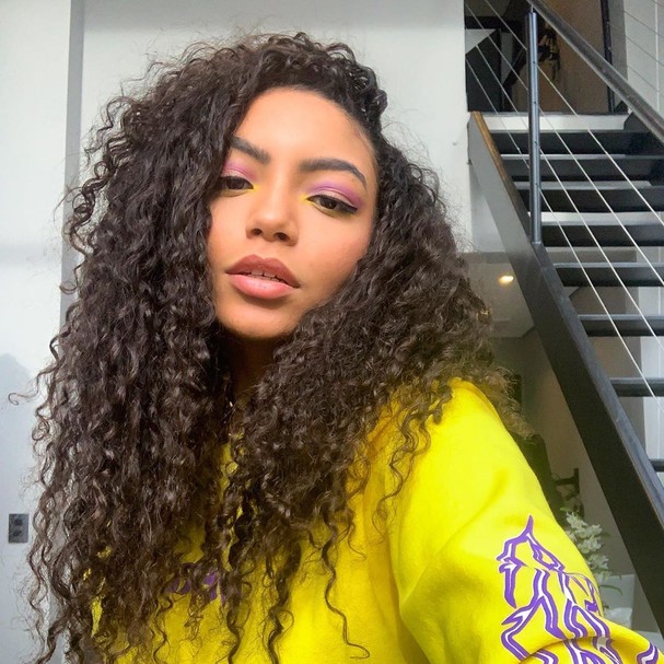 Cabelo Cacheado 12 Penteados Cheios De Estilo Para Dar Aquele Up Revista Glamour Cabelo Isso graças às mudanças nos padrões impostos por tanto tempo. cabelo cacheado 12 penteados cheios de