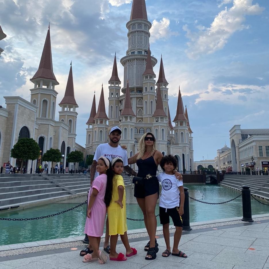 Dani Souza e família (Foto: Reprodução /instagram)