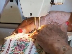 Idosa costura roupas para doar para a África (Foto: Reprodução / TV Fronteira)