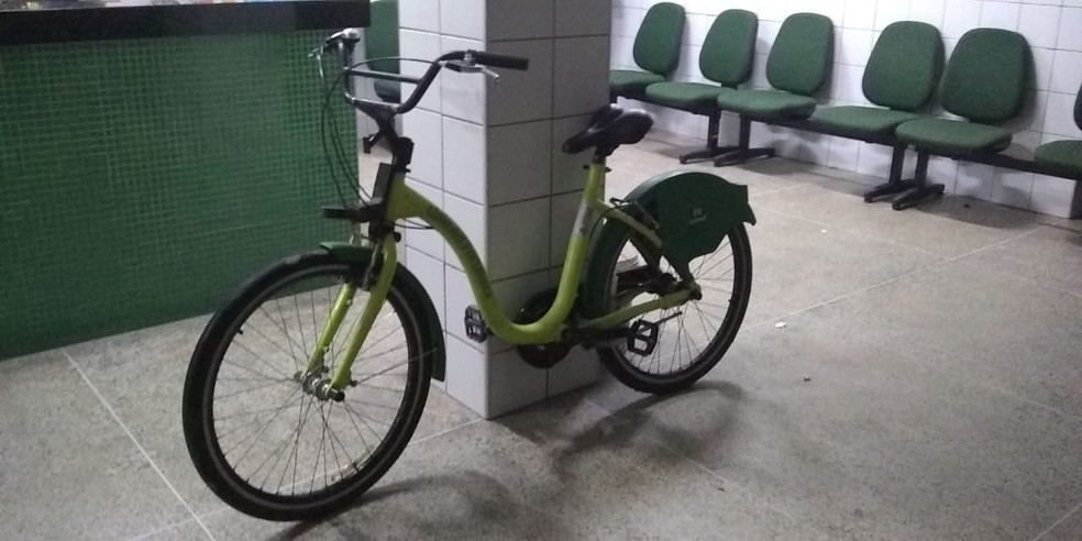Bicicleta e suspeito foram levados para a Delegacia do 7ÂºDistrito Policial â Foto: DivulgaÃ§Ã£o/Guarda Municipal