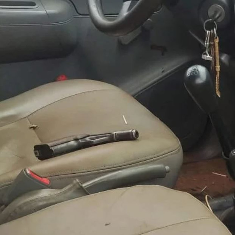 Arma na caminhonete das vítimas  Foto: Polícia Civil/Divulgação