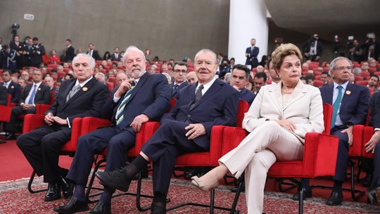 Ao pé do ouvido de Temer, Lula lembrou do 'uisquinho' e deixou 'golpe' para trás