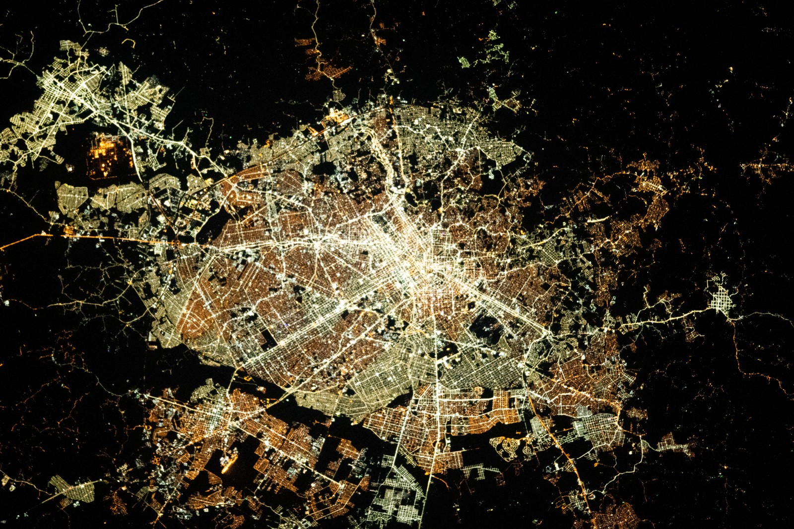 Visão noturna de Curitiba em foto da Estação Espacial Internacional, tirada em 4 de julho de 2022, enquanto orbitava a cerca de 420 quilômetros do solo — Foto: Space_Station / Nasa / Divulgação