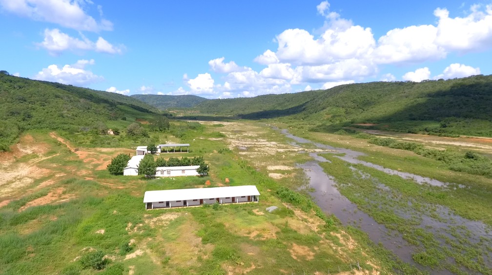 Sem leito, água do rio Piranji se espalha pelo vale, impedindo atividades agrícolas que dependiam do rio. — Foto: Fernando Cardoso/TV Clube