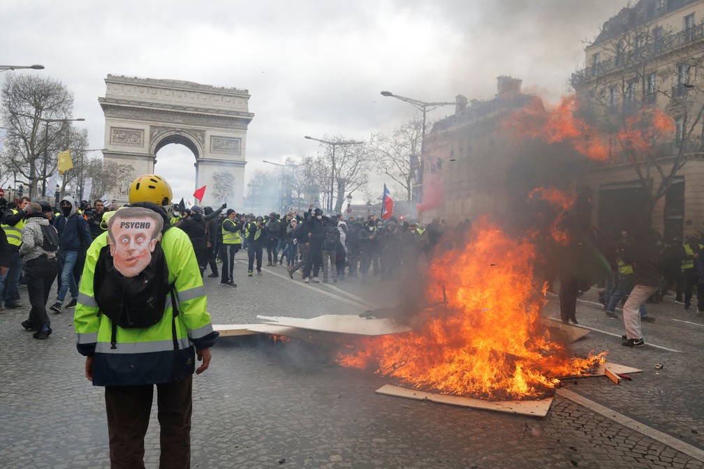 Coletes amarelos colocam fogo em barricada durante protesto em Paris, neste sábado (16)  — Foto: Philippe Wojazer/ Reuters