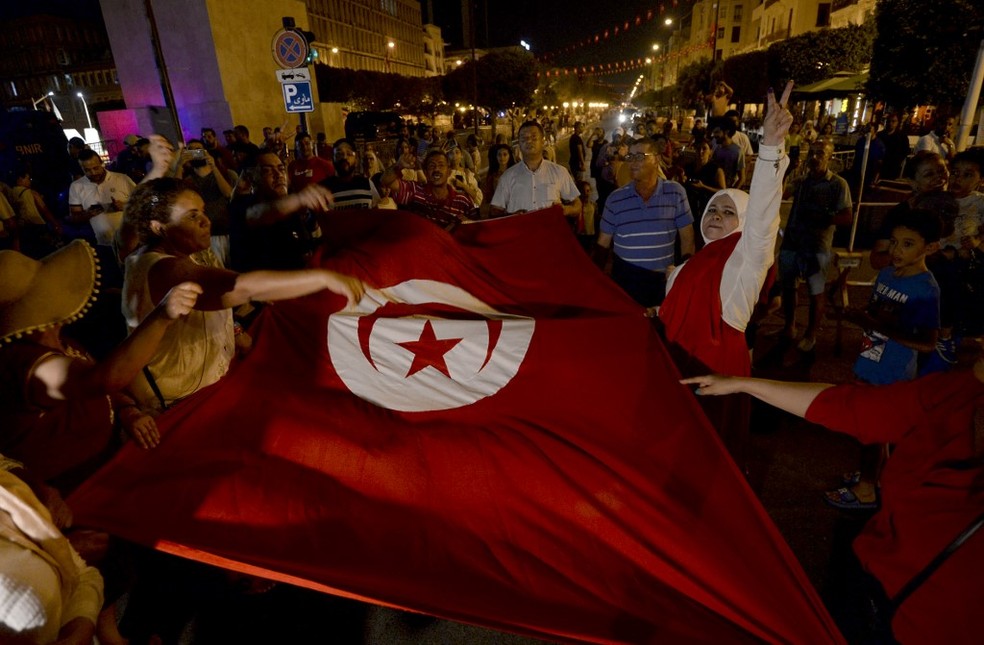 Apoiadores do presidente Kais Saied na capital Tunes — Foto: SOFIENE HAMDAOUI / AFP