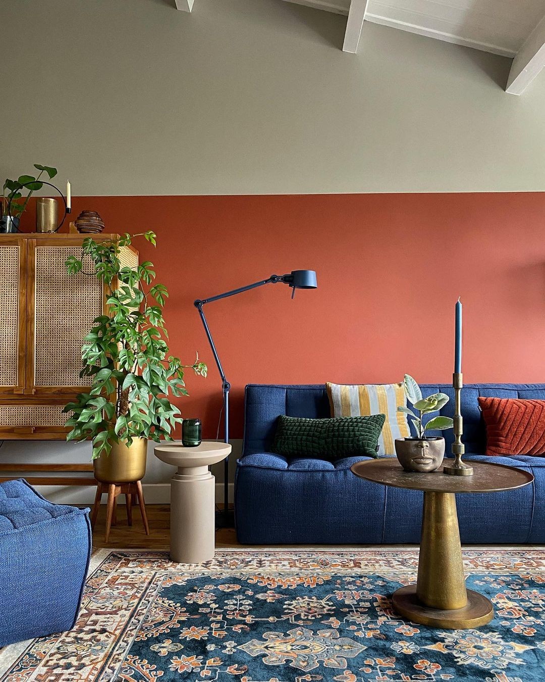 Décor do dia: sala de estar com sofá azul e meia parede pintada (Foto: Instagram)
