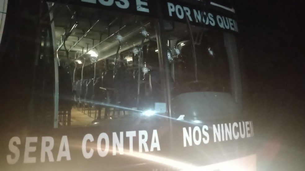Marcas de tiros em ônibus estudantil no interior do RN — Foto: Cedida