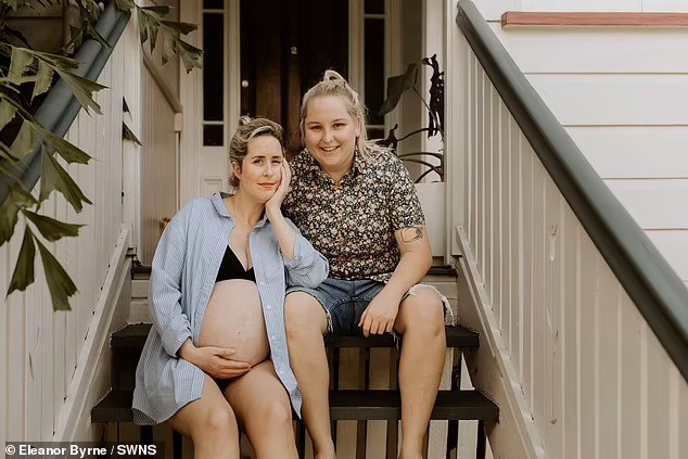 Georgie grávida e Maddi (Foto: Reprodução/Daily Mail)