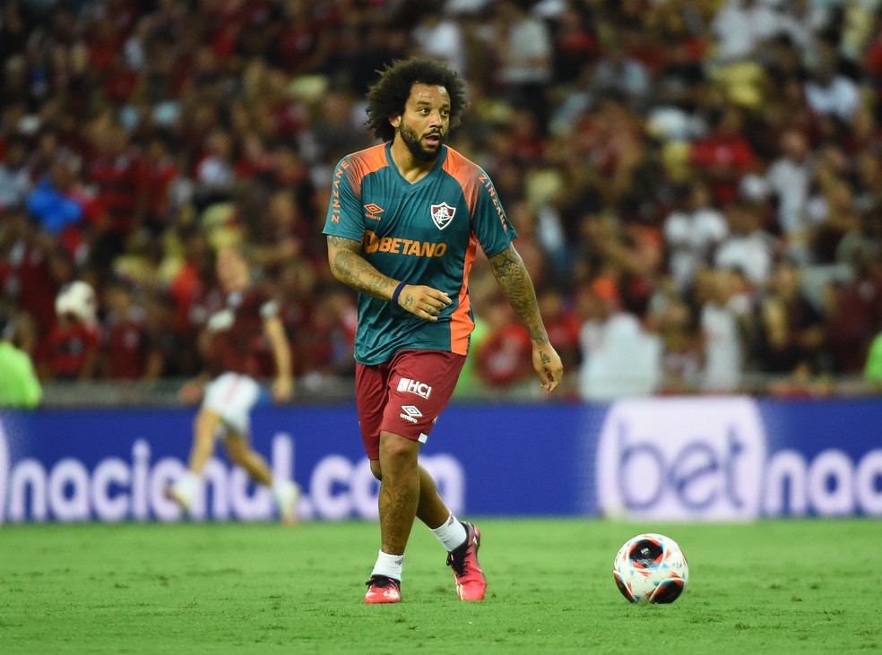 Lateral Marcelo no aquecimento de Flamengo x Fluminense &mdash; Foto: Andr&eacute; Dur&atilde;o