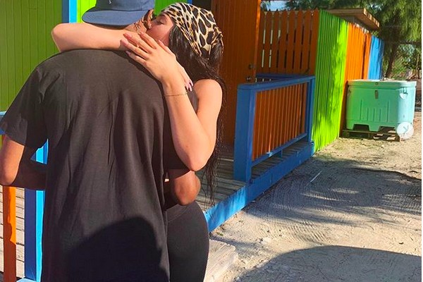 A socialite Kylie Jenner nas Ilhas Turcas e Caicos, no Caribe, na companhia do namorado Travis Scott (Foto: Instagram)