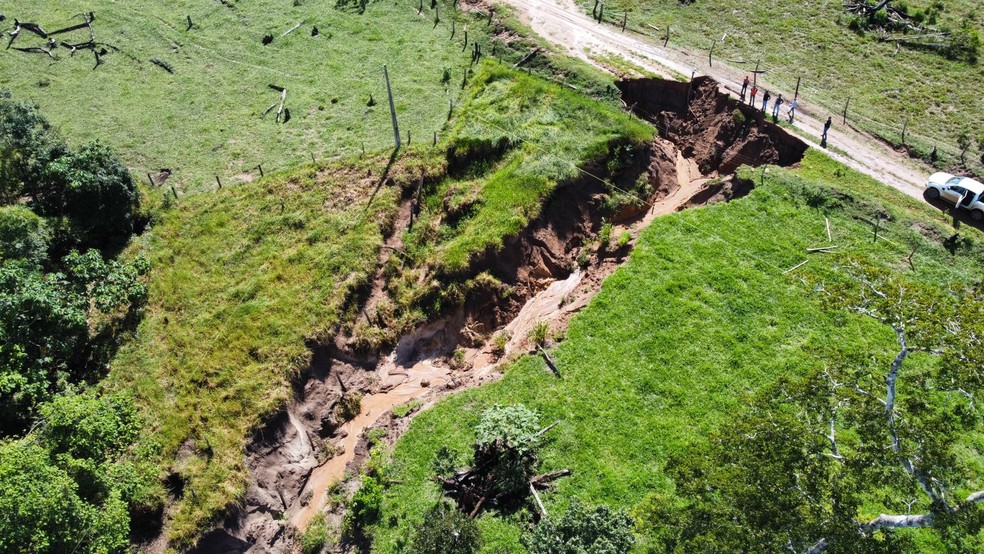 Erosões foram causadas pelas fortes chuvas e impedem o acesso na região  — Foto: Divulgação