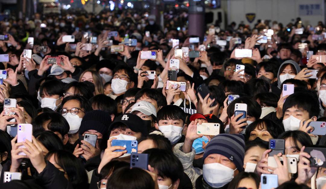 Multidão comemora a chegada de 2023 em Seul