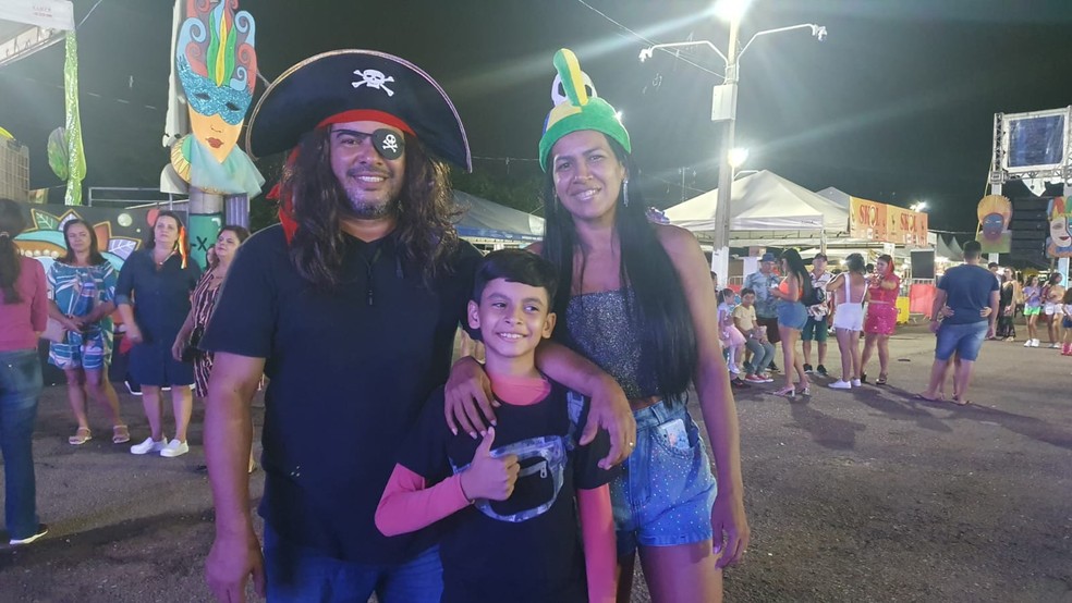 Maiara Falcão foi para o Carnaval da Família com o marido e o filho e disse que prefere a festa mais tranquila — Foto: Iryá Rodrigues/g1 Acre