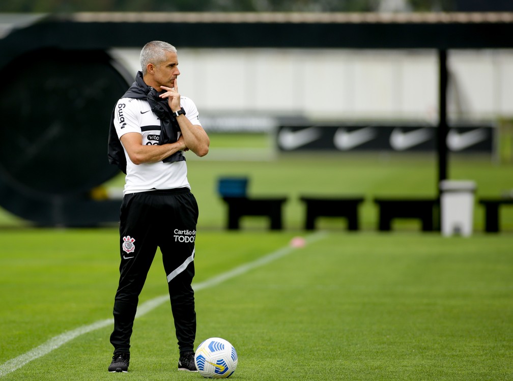 Sylvinho promove treino tático e ensaia bolas paradas, veja a provável escalação