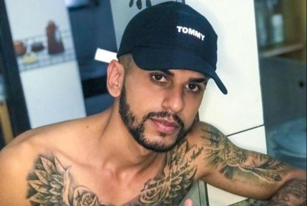 Homem morto a tiros dentro de barbearia — Foto: Redes sociais 