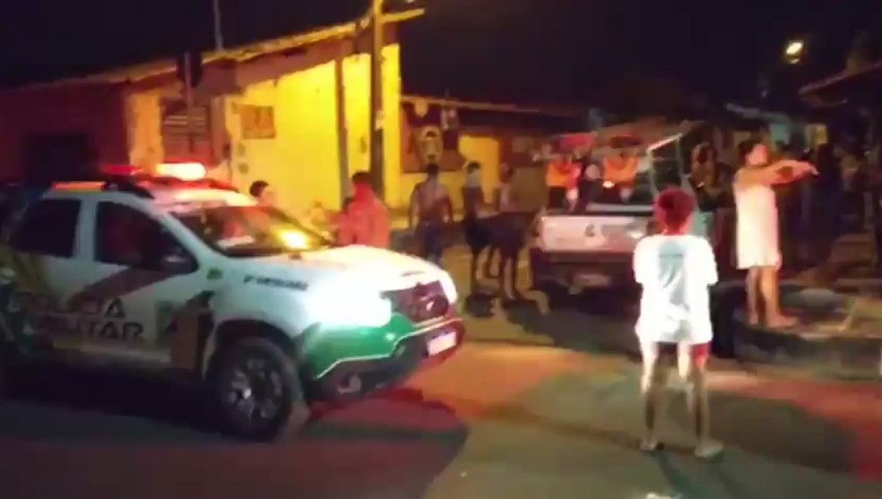 Falta de energia: moradores esvaziam pneus de carro e impedem saída de equipe da Equatorial do bairro Dirceu, em Teresina — Foto: Reprodução