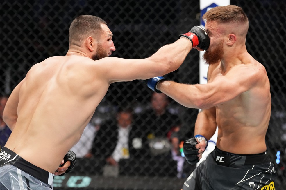 Nicolae Negumereanu nocauteou o estreante Ihor Potieria no UFC 277 — Foto: Getty Images