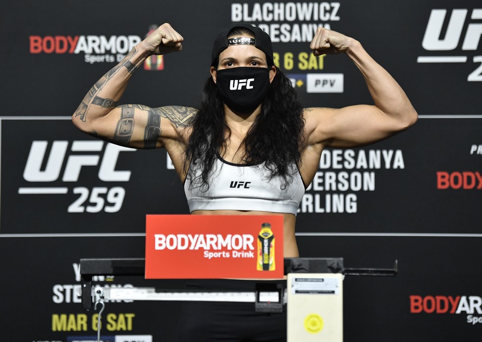 Amanda Nunes bateu 65,8kg — Foto: Jeff Bottari/Zuffa LLC