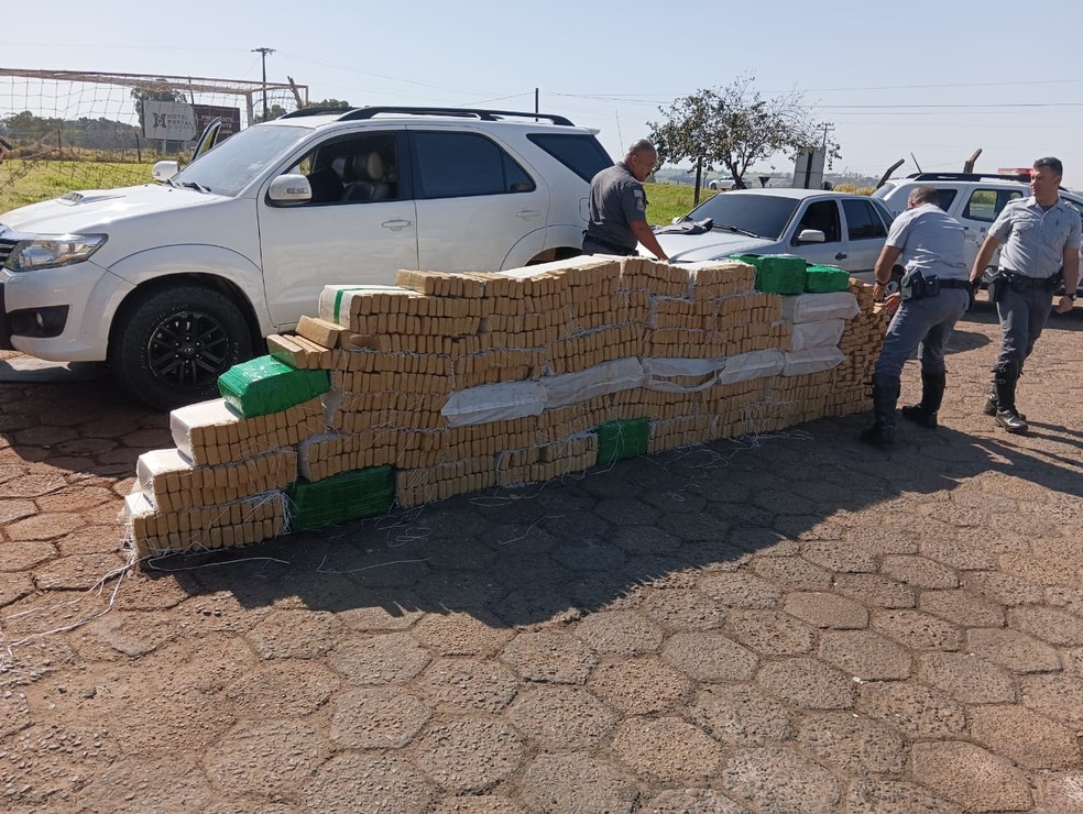 Carga de mais de 1 tonelada de maconha foi apreendida em Pirapozinho (SP) — Foto: Polícia Militar