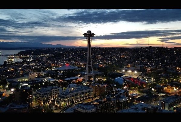 A Seattle Space Needle apagada em homenagem ao músico Chris Cornell (Foto: Reprodução/Twitter)