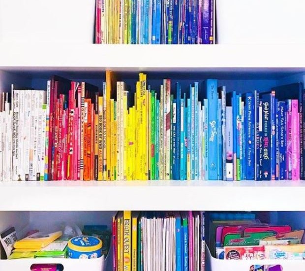 Repare na disposição dos livros em gradação de cores: as organizers afirmam que essa ordem auxilia na interação das crianças (Foto: The Home Edit/Reprodução)
