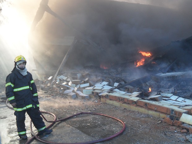 Bombeiros apagam incêndio em fábrica de fechaduras (Foto: Cleber Corrêa)