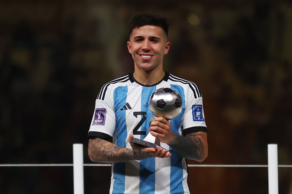 Enzo Fernandez com o troféu de jogador revelação da Copa do Mundo — Foto: REUTERS/Carl Recine