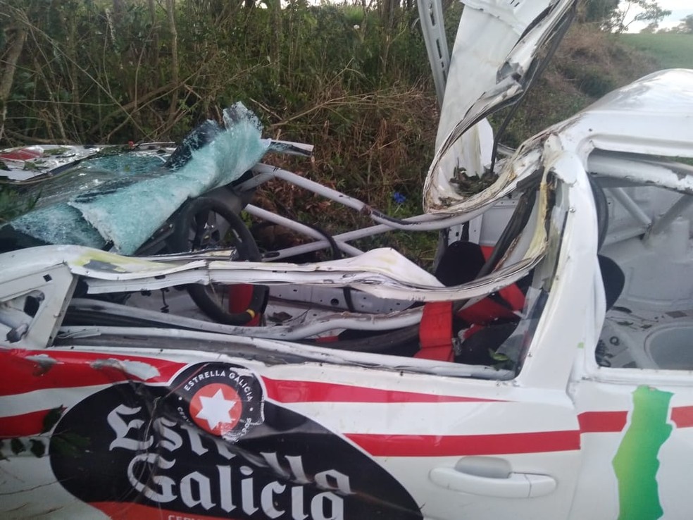 Imagem mostra como ficou o carro no acidente em Joaçaba — Foto: Divulgação/Portal Éder Luiz e Vanderlei Muller