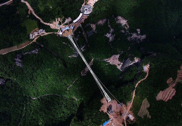 Ponte sobre o cânion de Zhangjiajie, na China, vista do alto (Foto: Divulgação)
